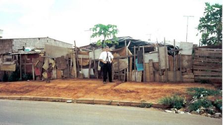 Na frente de minha casa.
Victor Westwood Degn
16 Apr 2002