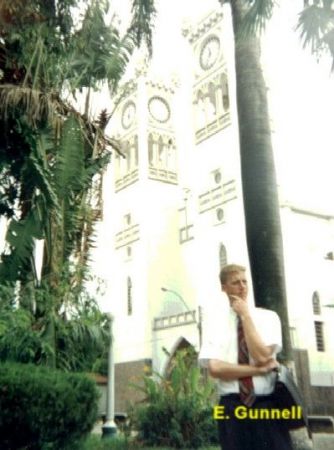 E. Gunnell na frente da igreja Catolica.
Lyle Richard Nielsen
21 Nov 2003