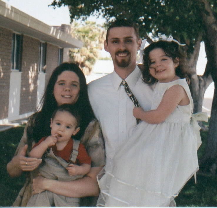 Esta foto é de 2004, tem outra mais recente, que é de 2005 (com 3 filhos).  veja-a logo.
Jeremy  Mangum
22 Aug 2004