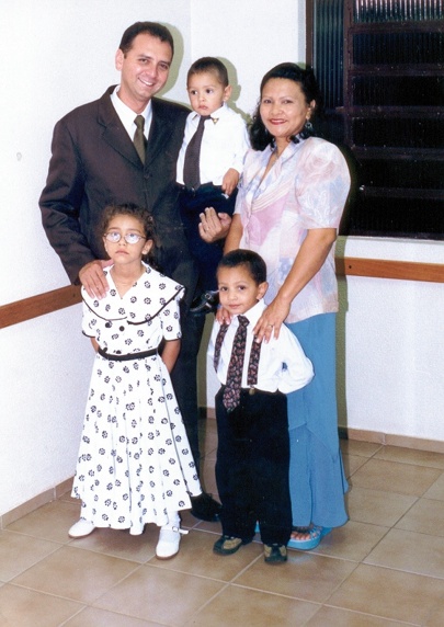 Foto de minha família que tiramos na capela da Ala Ceilândia 1 em 2004. Então vejamos: Alex (Ex Elder Almeida - 90/92), Hyrum (3), Bárbara (eleita), Cibele (7) e Enos (5).
Alex  Almeida
22 Jul 2005