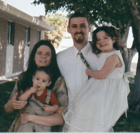 Esta foto é de 2004, tem outra mais recente, que é de 2005 (com 3 filhos).  veja-a logo.
Jeremy  Mangum
22 Aug 2004