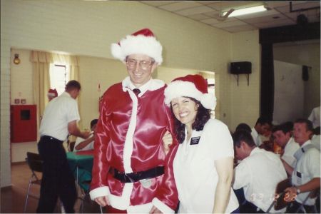 Esta foto foi da conferência de Natal em sorocaba (2003). O Presidente Bangerter se vestiu de papai noel e deu alguns presentes para os missionários. Foi muito divertido e gratificante.
Fabio Leonardo dos Santos Nascimento
27 Jan 2012
