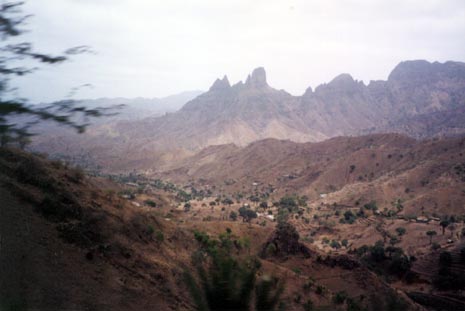 A rugged stretch of road between Praia and Tarrafal.
Darin  DeMille
20 Nov 2002