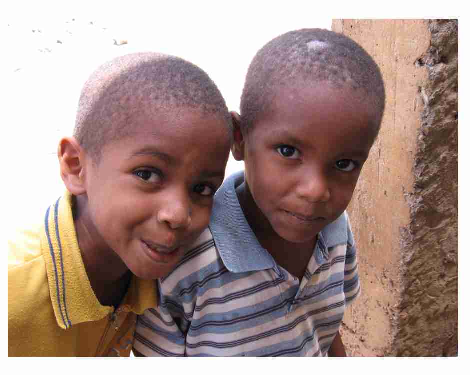 Kids in Praia
Cliff  Solomon
17 May 2006