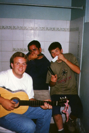 por mandato del presi wagner, nos mandaron entrar a la pensión como zona pal año nuevo del 2000 para prevenir accidentes ocacionados por ajilados que juraban que la fiesta terminaba, ja, taban guenos los choripan y los blues con Pew y Cabello!!!
roberto ya?ez
09 Nov 2001