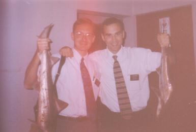 ELDER CASTILLO Y ELDER BENSON, CON UNOS TIBURONES PESCADOS EN ARICA.
Roberto  Castillo
10 Nov 2001