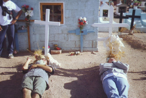 Elder Yáñez y Elder Lee tratando de hacer 