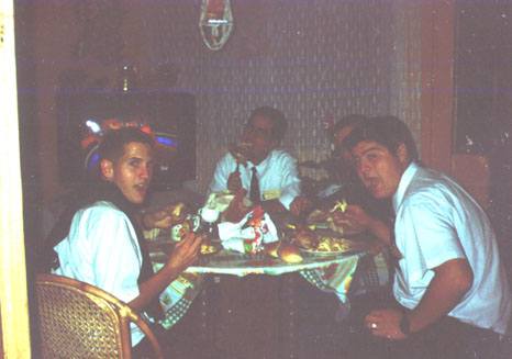 Elder Burnham, Elder Rusque, Elder Crays y Elder Yáñez, la primera semana de Julio del 98, para el primer cambio de Yáñez de La portada a Vallenar, la comida...pollito con papas fritas y harta bebida, todavía me duele la guata!
roberto ya?ez
11 Nov 2001