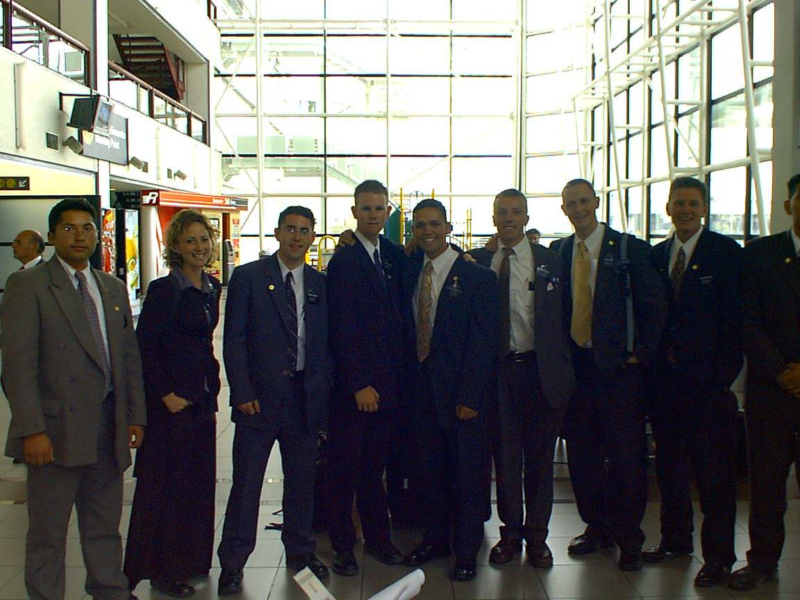 aeropuerto Santiago, grupo que murió en noviembre del 2001.
de izquierda a derecha:E.GALDAME,HNA.BROOME,E.SNYDER,E.RUESCH,YO,E.MORRIS,E.KING,E.PHILLIPS,E.JHONSON.
Jorge Antonio Herrera
26 Dec 2001