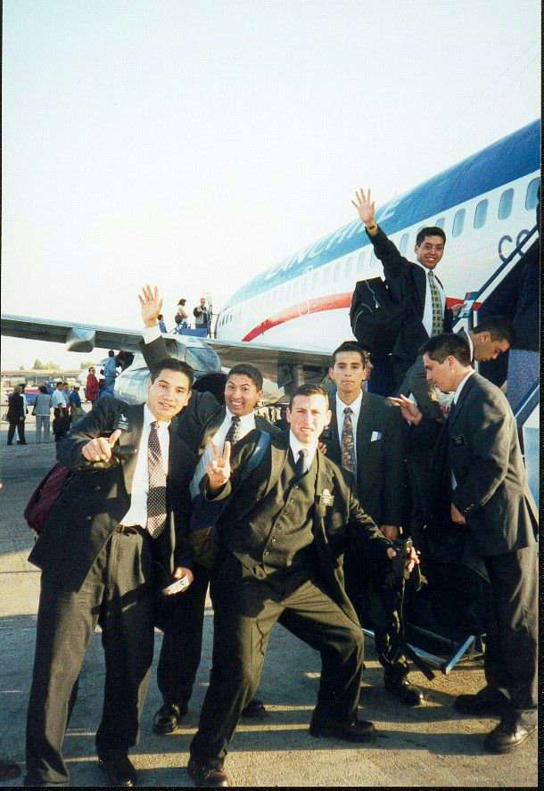 Subiendo al avion para Antofagasta. E.Pla,E.Galdame,E.Aravena,E.Azua,E.Vergara,E.Pavez,E.Rozas,E.Oliva,Hna.Brigñardello.
Jorge Antonio Herrera
11 Jun 2002