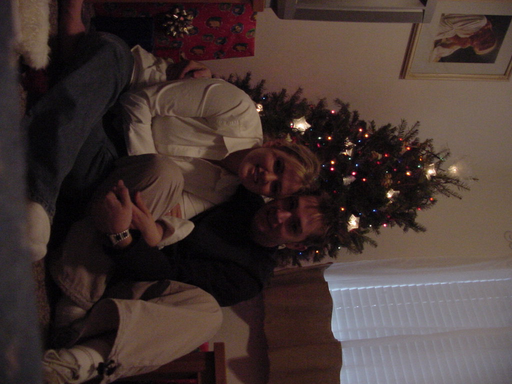 Mi esposa y yo enfrente de nuestra arbol de navidad. Feliz Navidad a todos.  Les queremos!
Bryant  Owen
17 Dec 2002