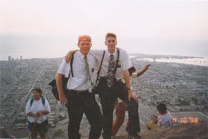 Iquique durante la Semana Santa Subiendo el Cerro
Jason Thomas Joy
13 Nov 2003