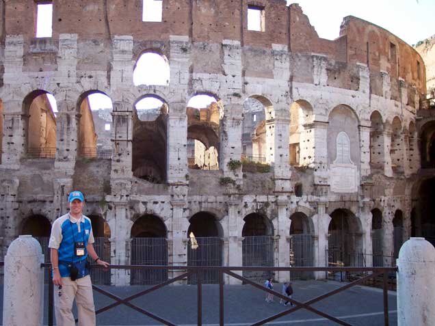 Aqui me encuentro al frente de una de las maravillas mas grandes del muno: El Coloseo en Roma. (Tuve la oportunidad de viajar tras 8 paises en cada de los 5 continentes como parte del recorrido de la antorcha Olimpica durante el verano de 2004).
Kedrick Robert Ridges
04 Jan 2005