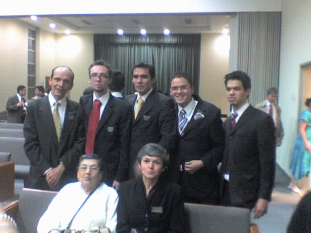 Aquí estoy junto a mi familia, todos con placa, todos fuimos misioneros, solo falta mi hermanito que ya está esperado el llamamiento
Benjamin  Cruz
10 Sep 2007