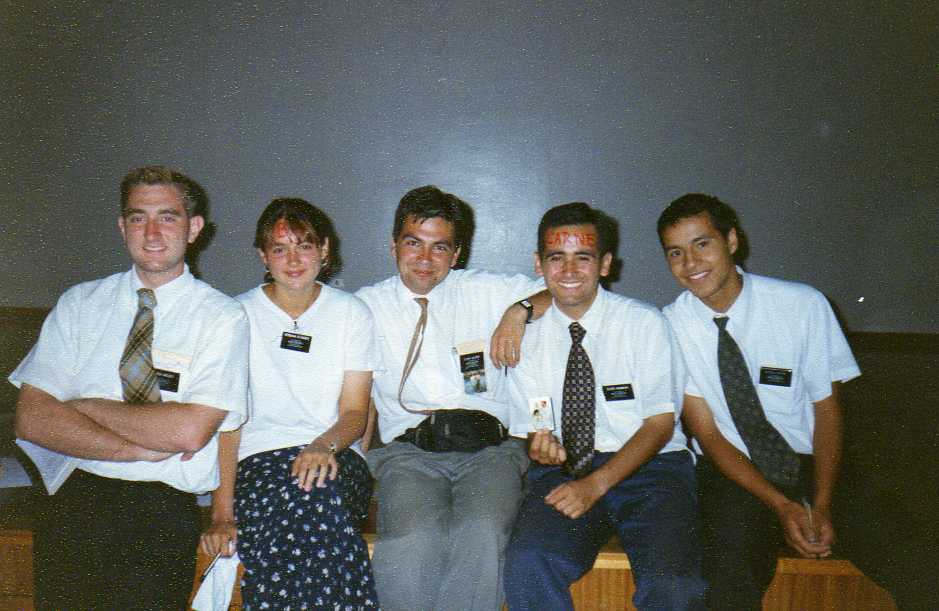 Aqui en mi despedida de la misión, en la Gloriosa Talka, Élder Bready (Líder de Zona), La Hna. Stanger (la bautizadora), El Élder Galindo (otro Bapper), Yo y Élder Castro... Favor de ver el detalle de las frentes para saber cuales son las don únicas cosas que realmente importan en la vida...
Luis Agustín Ahumada
21 Nov 2007