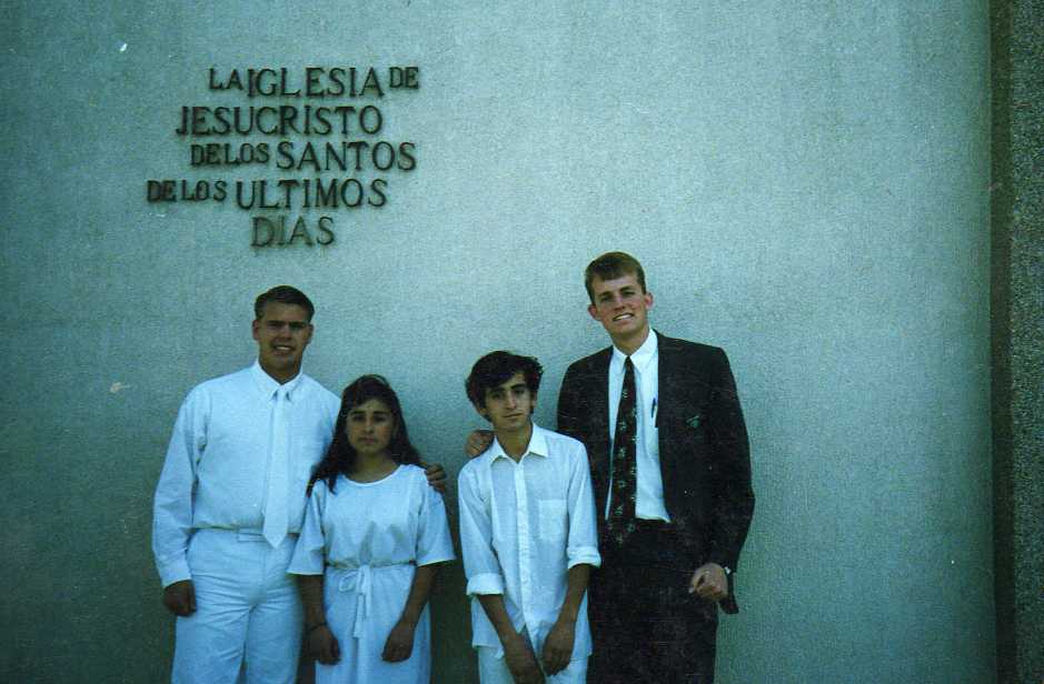 Bueno, aqui aparezco YO en mi bautismo, junto a mi hermanita y los élderes Higbie y Lewis. ¡Qué momento más maravilloso y trascendental en mi vida!
Luis Agustín Ahumada
21 Nov 2007