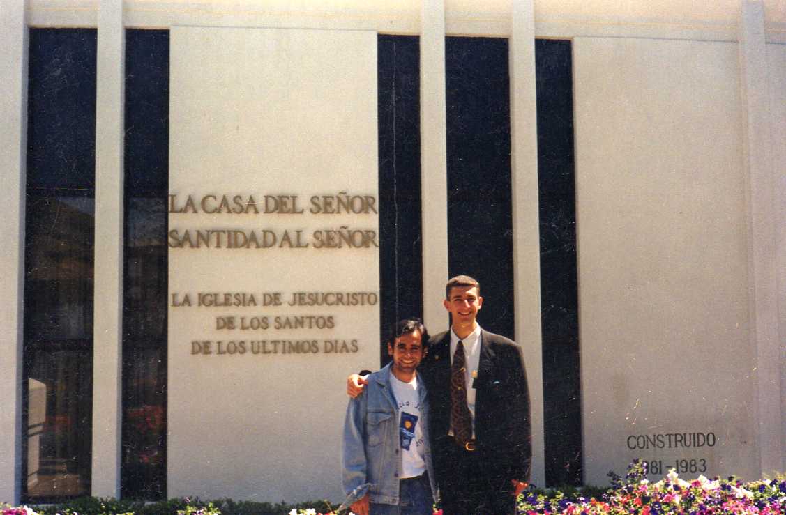 El Élder Marc Bule, otro buen compañero cuando se fué para la casa y yo ya estaba en Santiago, en el frontis del Templo de Santiago. Lástima que nunca estuvo en Talca...
Luis Agustín Ahumada
21 Nov 2007