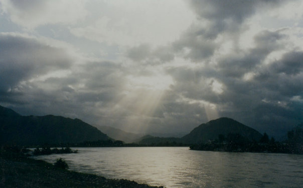 Mirando hacia el oeste y el mar desde el pueblito Puerto Aysén...
Carl  Harline
08 Jun 2006