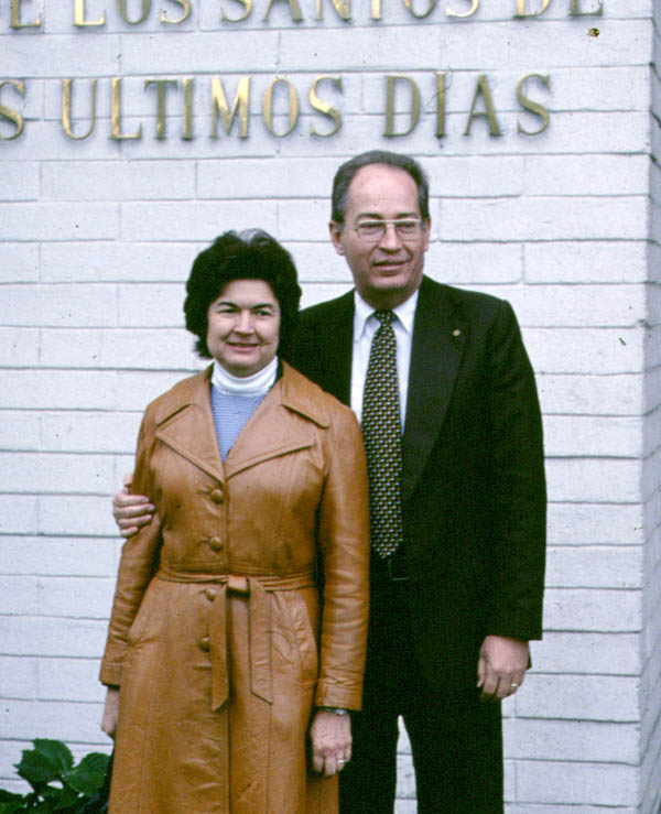 El presidente y la hermana Haymore, frente a la capilla en Temuco.  Foto sacado en Mayo (mas o menos) de 1978, poco antes de terminar su llamamiento a Chile.
Matt  Read
16 Aug 2006