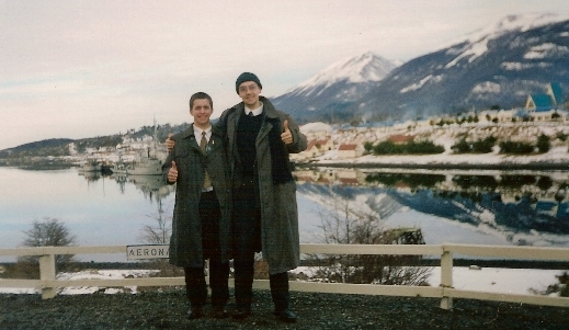 Aquí estamos a la orilla del canal Beagle.
Saludos a todos.
César Andrés Burgos
11 Sep 2006