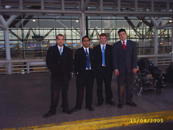 ACA ESTAMOS CON CARAS DE TRISTEZAS Y FELICIDAD A PUNTO DE DESCENDER A LA TUMBA SIGUIENDO EL CAMINO DE TODA LA TIERRA
Mauro Andres Peruzzotti
11 Jan 2007