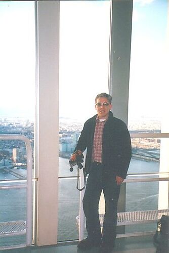 Aqui estoy en el piso 106 de las Torres Gemelas (Twin Towers), 5 meses antes de que desaparecieran.
Gonzalo  Mercado
15 Aug 2002