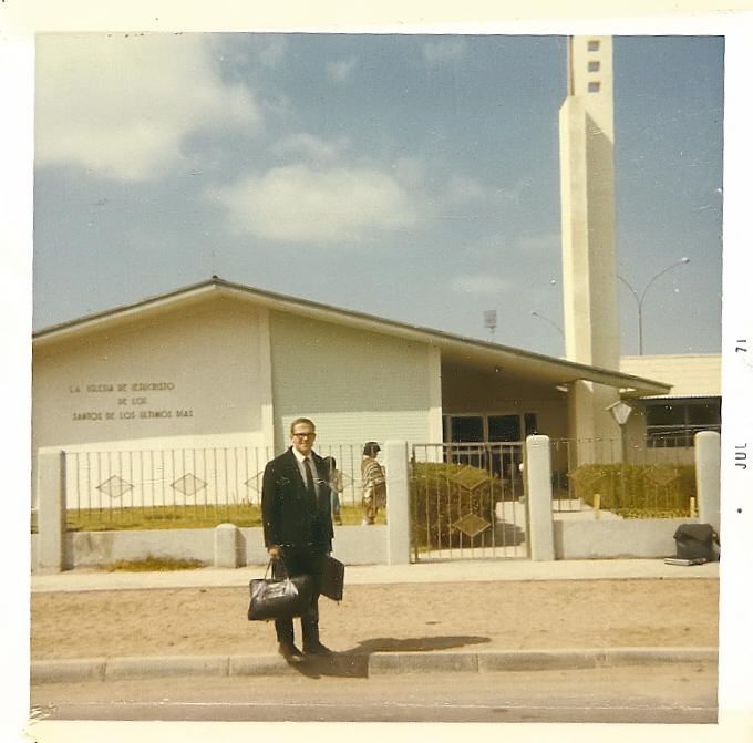 Elder Adams, desert in Arica. Guy on the right is holding back a pile of sand.
Luis A. Herrera
04 Jan 2009