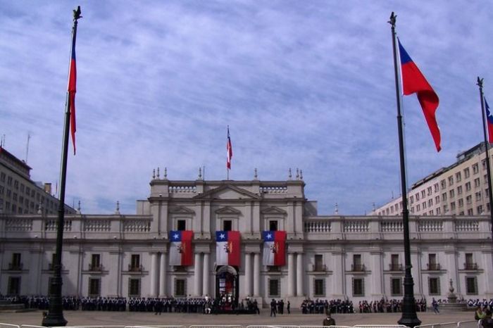 18 de septiembre de 2010 - La Moneda - view from the rear of the building, parade grounds, color guard and flags.
Gary V. Davis
06 Oct 2010