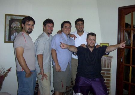 Bueno, nos reunimos... Alejandro Gomez, Fabian Escobar, Pablo Artes, Rodrigo Canga, y yo... Martin Alvarez... Falto el garca de Candia que la señora lo retó y no lo dejo venir
Martin Eduardo Alvarez
15 Jan 2003