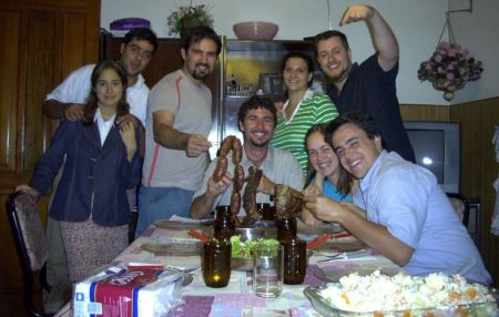 Si, no se confundan, no estamos gordos, es la lente de la camara, eso de la tele que engorda 3 kilos, la camara de fotos engorda como 20!
Martin Eduardo Alvarez
15 Jan 2003