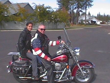 Señores, tuve el privilegio de chatear con el presidente CAVANAUGH, y con su permiso, les muestro algunas fotos que me mando!!! Aca esta con su Harley y una hija de intercambio estudiantil... mira que facha!!! puse esta foto de el que me envio porque esta muy buena... despues pongo mas.
Martin Eduardo Alvarez
16 Jan 2003