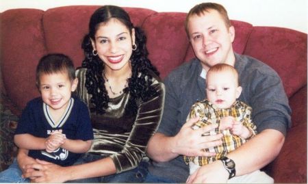 Esta foto no las tomamos el 19 de febrero del 2004. Aqui esta mi esposa Katherine,(de Malambo) y mis dos hijos Mateo (2 anos y medio) y Anthony seis meses de edad.
Daniel  Bluemel
17 Mar 2004