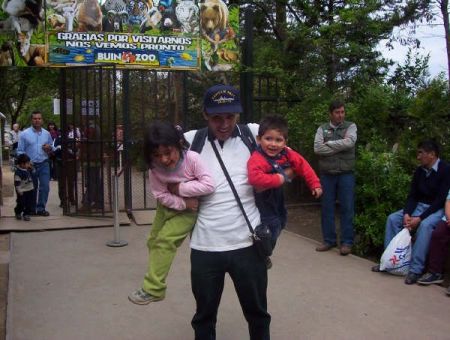 JUNTO A MIS HIJOS,EL 18 DE SEPTIEMBRE EN UN HERMOSO PASEO FAMILIAR,MI ESPOSA FUE LA QUE SACO LA FOTOGRAFIA.
LUIS ENRIQUE CASTILLO VEGA
23 Sep 2004