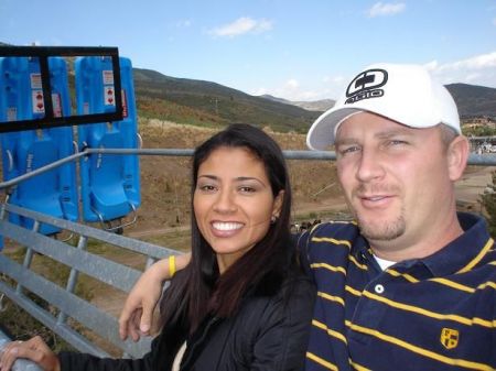 Esta foto fue tomada en nuestro primer aniversario. Estamos en una montaña donde la gente va a deslizarse en Park City
N. Stella  Allred
25 Dec 2005