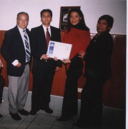 RECIBIENDO MI DIPLOMA AL LADO DE MI ESPOSA YMIS PADRES
ALEXANDER LEONCITO LEON FARFAN
06 Jan 2006