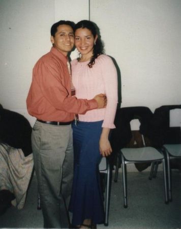 EN LA CASA DE MIS TIOS PRESENTANDOLES A MI ESPOSA
ALEXANDER LEONCITO LEON FARFAN
06 Jan 2006