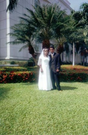 EN EL TEMPLO DE GUAYAQUIL YA CASI TENEMOS UN AÑO DE CASADOS
SILVANA FRANCO GUERRERO
14 Mar 2006