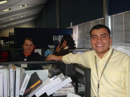En este tiempo como mi esposa esta embarazada, tuvimos la fortuna que la asignaran el jefatura de auxiliares devuelo y lo univo que nos separa todo el dia es ese vidrio, que bueno tener a las esposa tan cerca todo el dia.
Oscar Javier Alvarez
14 Feb 2007