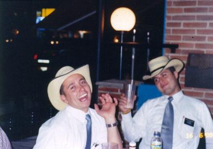 despues de varios jugos posamos para esta foto con mi compañero en el parque de la 93 jejeje en un exclusivo restaurante junto con el obispo y su familia jejejeje
de izquierda a derecha  Elder Lillo y Elder Huenchuñir
Jaime Andres Huenchuñir
05 Aug 2003
