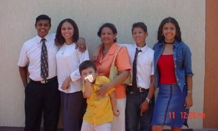 Estoy con mi novia, mi madre mis dos terribles sobrinos y la guapa de mi hermana
Ramon Elias López B.
22 Oct 2003
