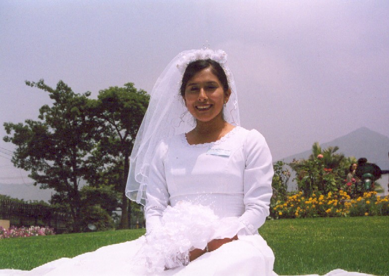 Esta foto es un hermoso recuerdo del dia de mi Matrimonio, aqui estoy posando para la posteridad ( =D ).Fué el 28 de Diciembre del 2002 -..... ¡el dia de los Inocentes!
Maria Elena  Cisneros de Rojas
19 Jun 2004