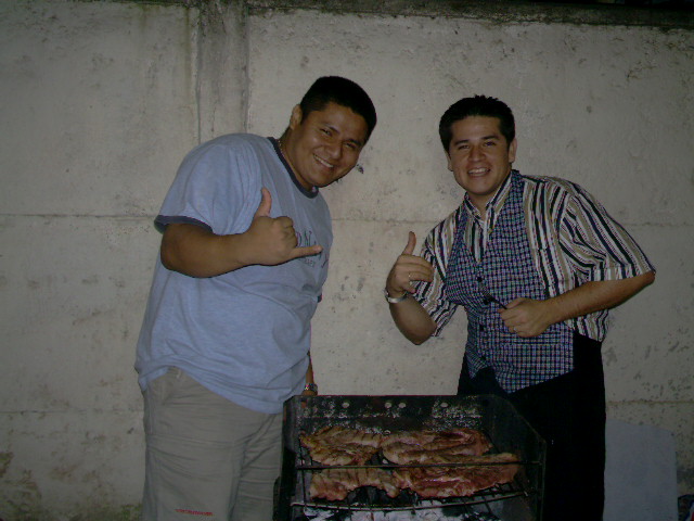 Aqui en un asadito en mi casa con Alexander Galaz, (elder Galaz) el dia 03/02/2006
Familia  Cedeño Alvarez
07 Feb 2006