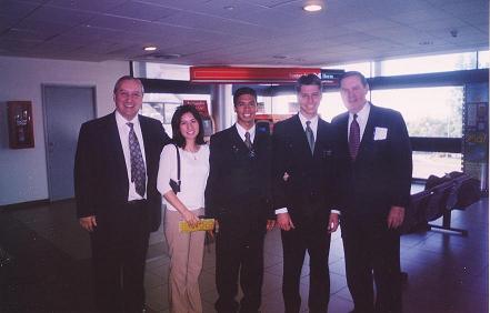 Mientras esperábamos con élder Carvajal nuestros respectivos vuelos se acercó a nosotros el élder Holland, difrutamos de una breve conversación, habla algo de español (pensaba que íbamos a la misión), entre otras cosas nos dijo: 