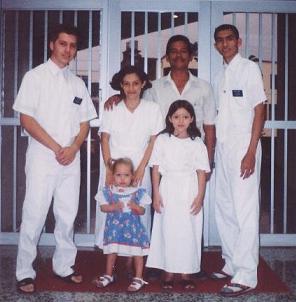 La familia Lara Pineda. Primero se bautizó Blanca Marcela y su hija Paola, poco tiempo después Alfredo se bautizó. Al lado esta elder Tamayo.
(Marzo 2002)
César Antonio  Gómez Valenzuela
24 Nov 2003