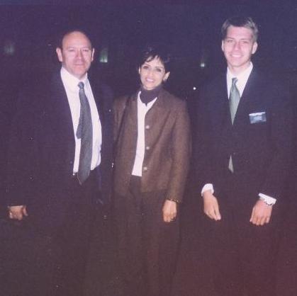 Durante la última noche en Bogotá, llegó al Templo el pte y la Hna Díaz a despedirse de los que fueron sus misioneros, aunque hayan estado relevados igual siguen siendo mi pte y hna Díaz, después de eso las lágrimas comenzaron a caer, ¡en serio!.
César Antonio  Gómez Valenzuela
24 Nov 2003