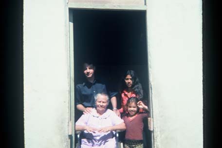 Matagalpa, Nicaragua, 1975 La hermana era diabetica y por eso le cortaron sus piernas. Tambien casi estaba siega. El Señor le dio su invitacion a bautizarce en un sueño. Elder Cammack y yo la bautizamos. La sostubimos entre los dos y los tres nos tubimos que sumergir bajo de agua, pues siempre se le salia una de sus rodillas. Cuando la sacamos del agua pesaba como 25 libras de menos para nuestra experiencia personal. Murio dos años despues de su bautismo.
Hugo W. Gálvez B.
14 Mar 2004