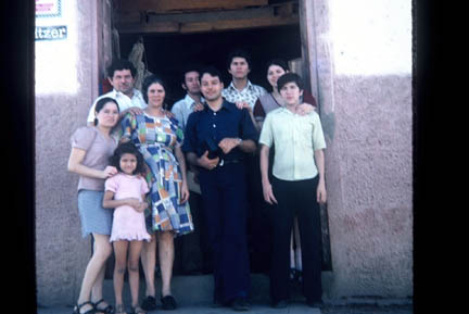 Familia de la Rama Matagalpa Nicaragua 1975, dos o tres años antes de que empesaran los problemas cerca de matagalpa con lo de los Sandinistas.
Hugo W. Gálvez B.
14 Mar 2004