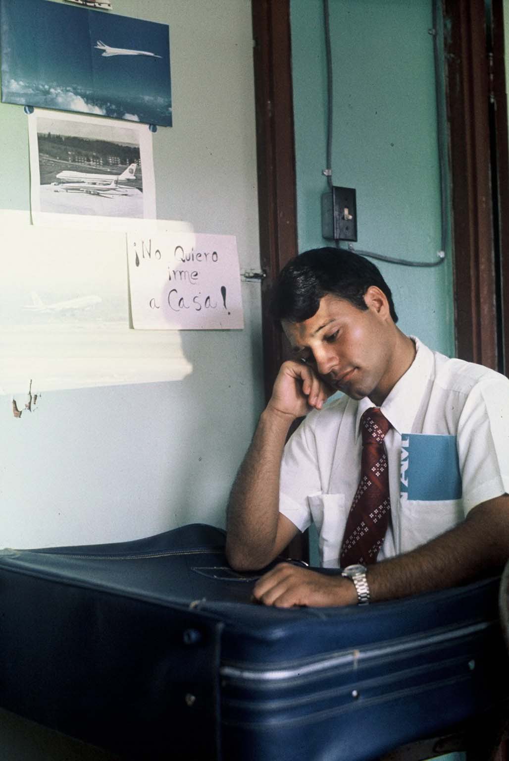 Lo dificil que es terminar la mision y tener que irce a casa. (vean lo que aparece en la pared)
Hugo W. Gálvez B.
12 Apr 2004