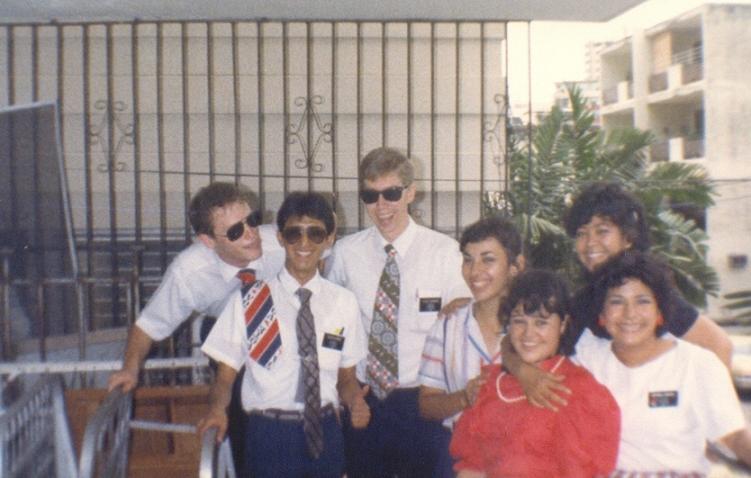 Intercambio de regalos, las hermanas nos regalaron corbatas, nosotros les dimos aretes, fué alegrisima esa actividad.    Aqui estamos en la oficina en Panama
Luis Ricardo Guzman
08 Apr 2005