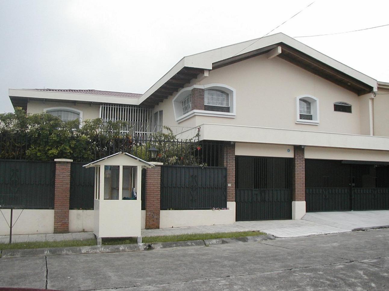 Casa de Misión 2005 - Para que les traiga recuerdos, ésta es la casa del presidente de la misión.
Francisco Arturo Muñoz
29 Aug 2005